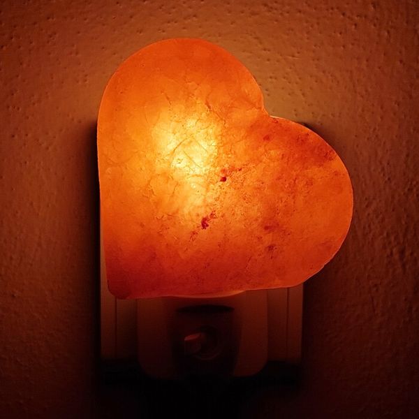 Srdiečko - nočná soľná lampa do zásuvky DOBRIO